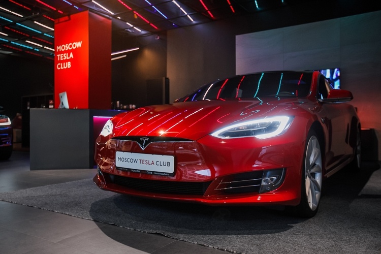 В Москве заработал сервис аренды электромобилей Tesla: 120 000 рублей за три дня